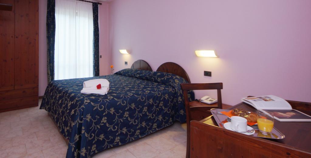Hotel Garni Al Poggio Tignale Pokoj fotografie